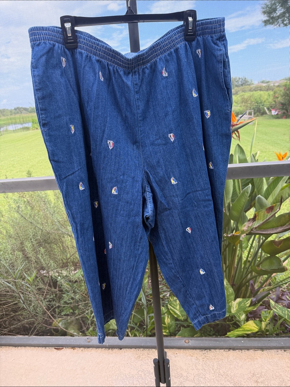 Cropped sailboat Embroidered Denim cropped elastic pull up Pants - pockets